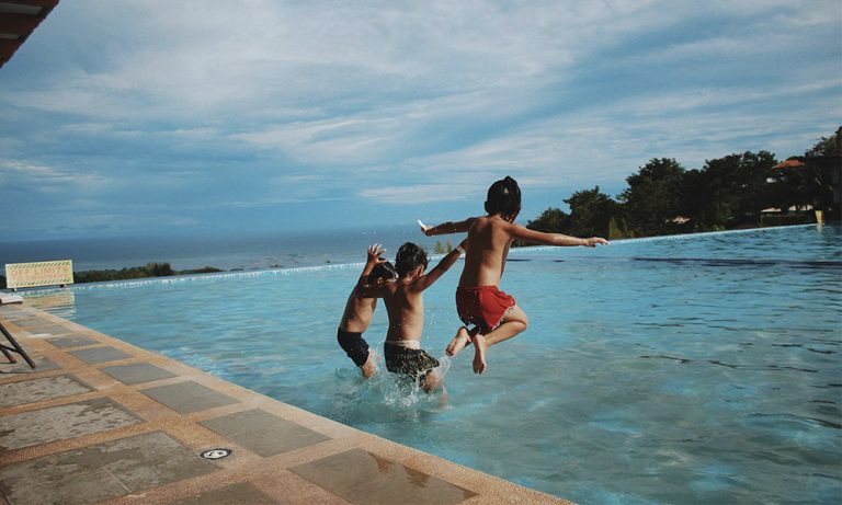 segurança de crianças em piscinas